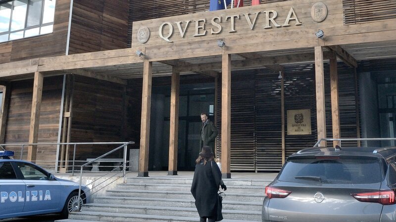 Rocco Schiavones Arbeitsplatz in Aosta: die Questura, das Polizeipräsidium. – Bild: ARD Degeto