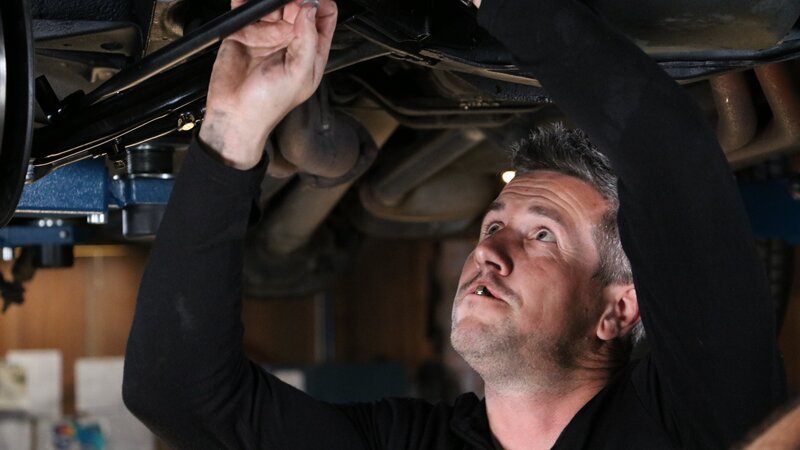 Ant Anstead working on Mustang underside. – Bild: Discovery Communications