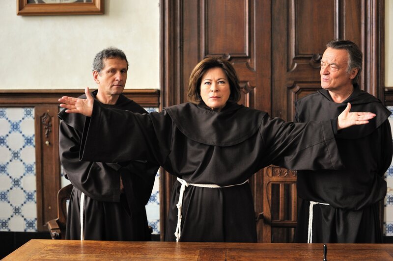 Kommissarin Anna Springer (Rita Russek, M.) muss einen Mordfall im Kloster aufklären. Prior Elijah (Dietmar Mues, r.) und Bruder Jeremiah (Stefan Reck, l.) sollen sie dabei unterstützen. – Bild: ZDF/​Martin L¿ssig