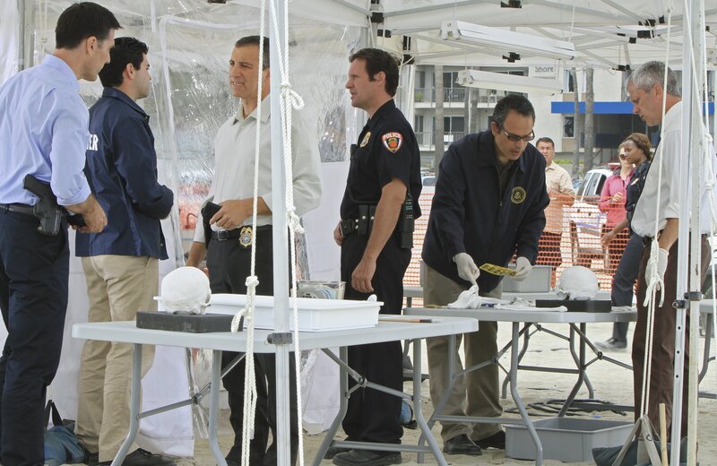 Als bei Pumparbeiten in Florida Skelettstücke an Land gespült werden und daraus richtiger Unterwasserfriedhof entsteht, werden  Hotch (Thomas Gibson, l.) und seine Kollegen gerufen um Det. Jarrett Foreman (Bruce Nozick, 3.v.l.) zu unterstützen … – Bild: 2011 American Broadcasting Companies, Inc. All rights reserved. /​ Matt Kennedy Lizenzbild frei