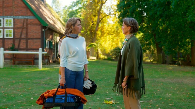 Victoria (r. Caroline Schreiber) appelliert an Lou (l. Eva-Maria Grein von Friedl), einmal im Leben um etwas zu kämpfen! Lou beschließt ihre Ehe nicht aufzugeben. – Bild: NDR