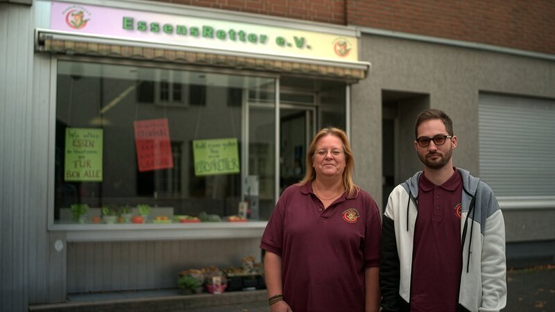 Sabine Gaebler und Kay Peters engagieren sich ehrenamtlich bei dem Kölner Verein „EssensRetter e.V.“ – Bild: ZDF und Bastian Baumöller /​ real&fiction GmbH