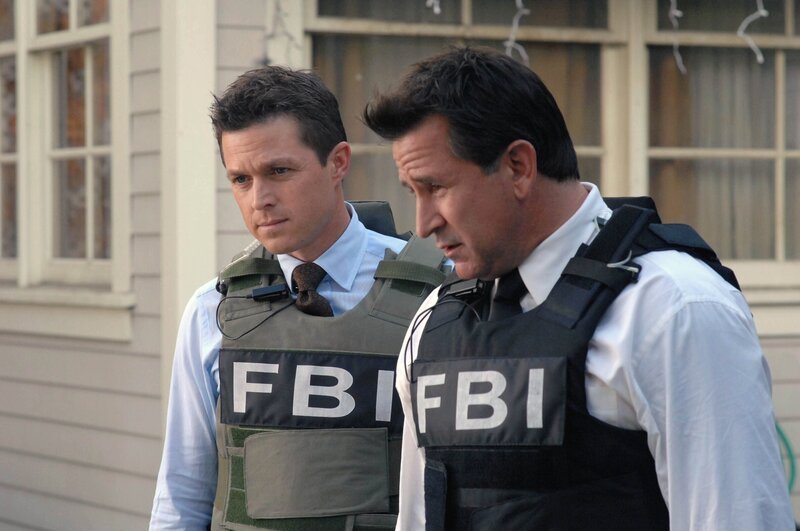 Jack (Anthony LaPaglia, r.) und Martin (Eric Close, l.) ermitteln in einem neuen Fall … – Bild: PLURIMEDIA (Warner Bros)