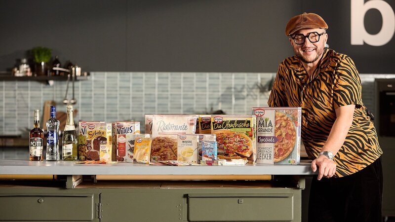 Kuchen, Pizza oder Dessert: Dr. Oetker steht weltweit im Supermarktregal. Sebastian Lege zeigt, wie aus einer kleinen Bielefelder Apotheke ein internationaler Lebensmittelkonzern wurde. – Bild: ZDF und Kai Schulz