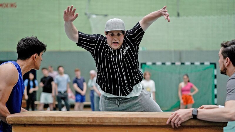 Schon beim Absprung ahnt Trip (Vincent Hahnen), dass Osman (Mido Kotaini) und Stimpel (Phil Laude) das Desaster mit ihrer Hilfestellung nicht verhindern können. – Bild: SWR/​DCM Pictures/​Clara Marnette