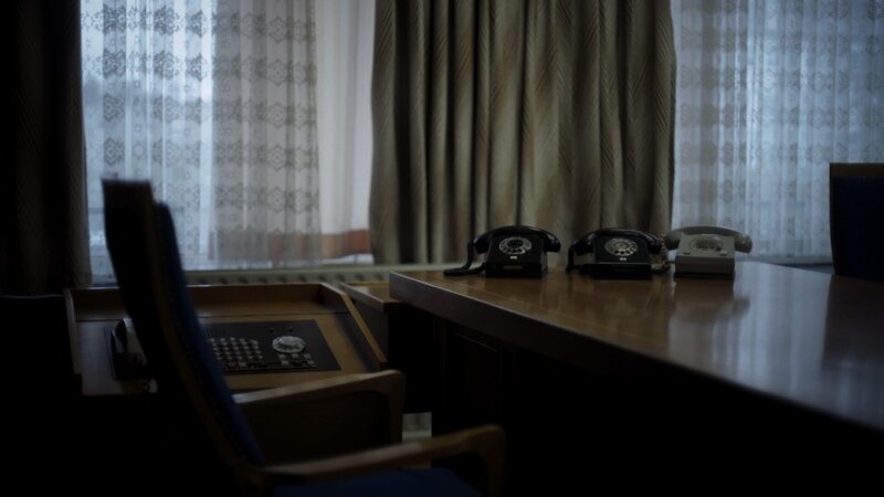 In der DDR ist die Stasi allgegenwärtig. Selbst kleinste Auffälligkeiten können als Hinweis auf vermeintlich „staatsfeindliche“ Aktivitäten gedeutet werden. – Bild: Tournez S’il Vous Plaît _ZED