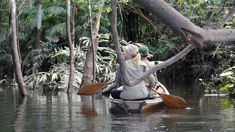 Myke and Ruth on Boat in Colombia paddling from behind. – Bild: Discovery Communications