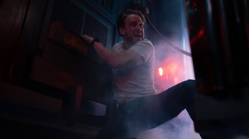 Joe Roag (Joe Cole) stemmt sich gegen die Katastrophe. – Bild: BBC/​Euston Films/​Mark Mainz