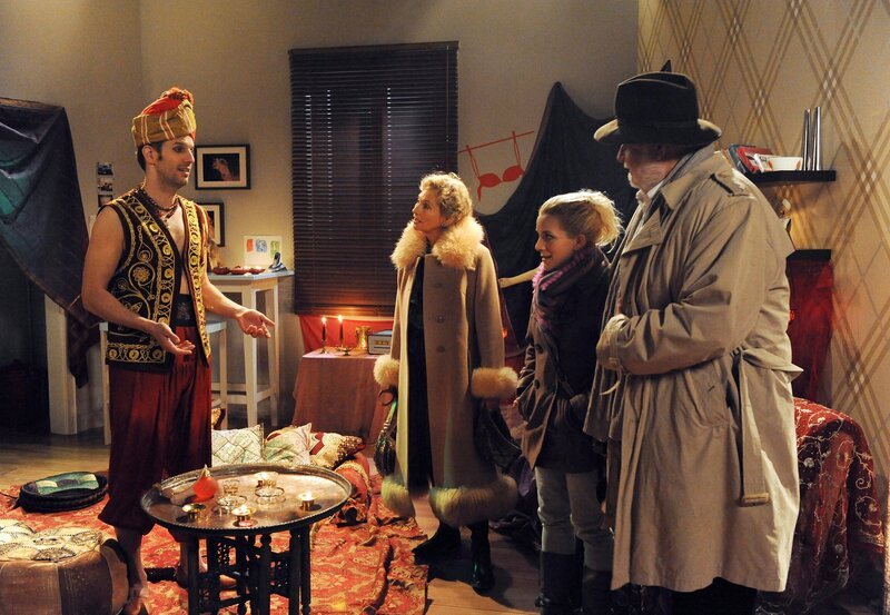 ARD STURM DER LIEBE FOLGE 1251, am Donnerstag um 15:10 Uhr im ERSTEN. Nils (Florian Stadler, l.) hat für Tanja (Judith Hildebrandt, 2.v.r.) eine orientalische Überraschung vorbereitet und ahnt nicht, dass sie ihre Eltern Viola (Wookie Mayer, 2.v.l.) und Franz (Wolfgang Freundorfer, r.) im Schlepptau hat … – Bild: ARD/​Ann Paur