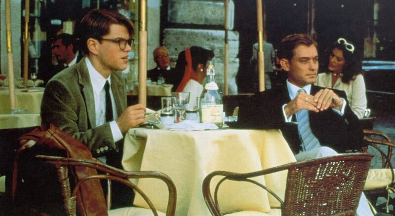 Kaum in Italien angekommen, kann sich Tom (Matt Damon, l.) dem ‚Dolce Vita‘ Dickies (Jude Law, r.) nicht mehr entziehen. Zunächst verstehen sich die beiden jungen Männer auch ausgezeichnet …_Titel: Der talentierte Mr. Ripley – Bild: ATV II