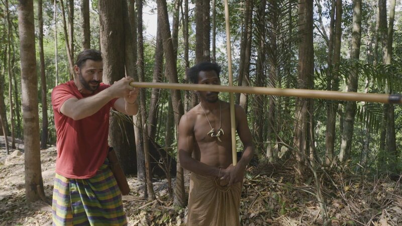 Hazen hält ein Blasrohr in der Hand und übt das Schießen auf Ziele. – Bild: The National Geographic Channel