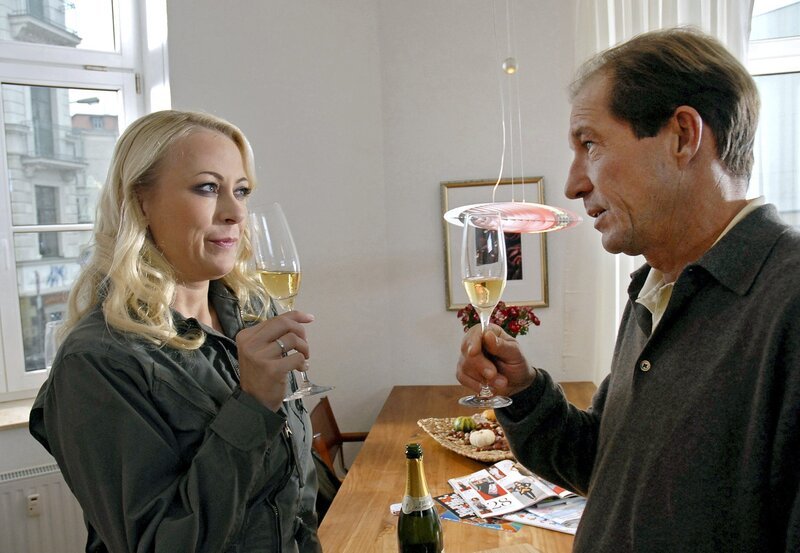 Nicole Sommer (Jenny Elvers-Elbertzhagen) hat es geschafft. Dr. Fährmann (Michael Lesch) konnte sich ihren Reizen nicht länger entziehen und hat sich in die Höhle der Löwin gewagt. Bei einem Glas Sekt kommen sich die beiden entscheidend näher. – Bild: ARD/​BR/​Christa Köfer