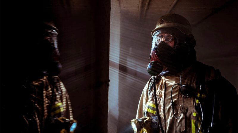 Die Feuerwehrleute der Wache 3, Duisburg, sind zu einem Wohnungsbrand ausgerückt – die Küche steht in Flammen! – Bild: WDR/​Sebastian Drolshagen