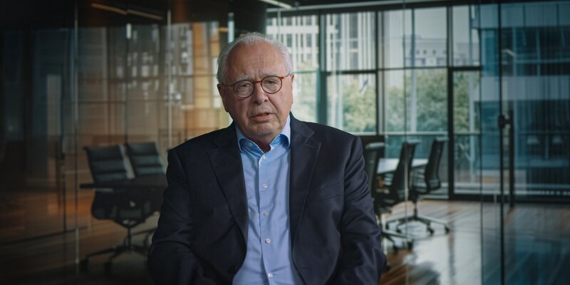 Anwalt Elmar M. Giemulla. – Bild: ORF/​One Gate/​Sky/​The Thursday Company