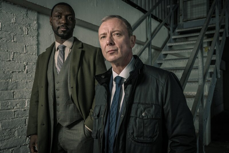 DS Glenn Branson (Richie Campbell, l.) und DS Roy Grace (John Simm) ermitteln in Brighton in einer Serie von Vergewaltigungen. – Bild: RTS