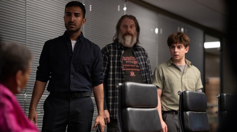 Saj Sidhu (Parth Thakerar, 2. v. li.), „Pev“ (David Threlfall) und Tobi McKnight (Gabriel Howell, re.) müssen jetzt den „Driver“ stoppen und besprechen sicht mit ihrer Vorgesetzten Nicola Miller (Pamela Nomvete, li.) – Bild: BBC/​Euston Films/​Mark Mainz