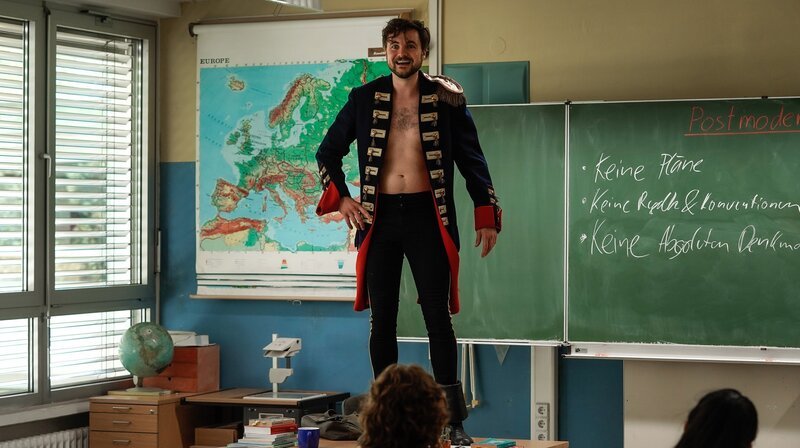 Stimpels (Phil Laude) Prüfung ist ein klein wenig eskaliert … – Bild: SWR/​DCM Pictures/​Clara Marnette