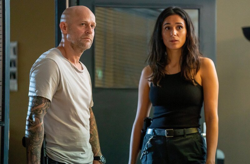 Robert (Jürgen Vogel, l.) und Mavi (Aybi Era, r.) reden über den Fall. Irgendetwas stimmt hier nicht, warum ist Nico Bajetzky alleine zum Treffpunkt gefahren? – Bild: Oliver Feist /​ ZDF