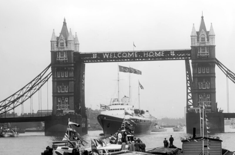 London, 1954: Die „Britannia“ und Queen Elizabeth II. kehren nach einer halbjährigen Reise durch das Commonwealth zurück. – Bild: Reuters via British Pathé
