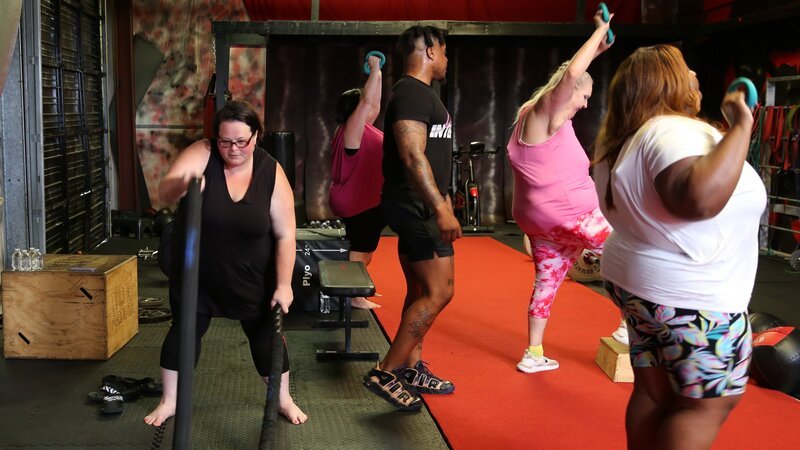 Tina, Meghan, Vannessa, and Ashely do high intensity interval training with Frank the „Curvy Killa.“ – Bild: Discovery, Inc.