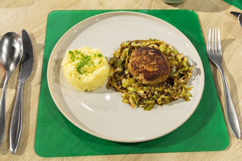Tagesmotto „Leibgericht“: Frikadelle mit gebratenem Spitzkohl, Kartoffelstampf und Omas Bohnensalat, von Philipp Hofmann. – Bild: ZDF und Norman Kalle