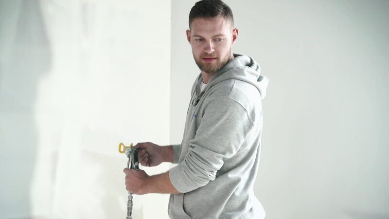 Özgur install a shower partition in a bathroom in Mühlheim an der Ruhr. – Bild: DMAX