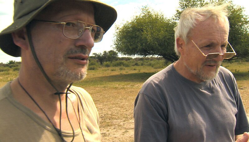 Zwei Wissenschaftler aus Wien wollen die Reptilien und Amphibien auf Harnas erforschen. – Bild: SWR/​Dani Purer