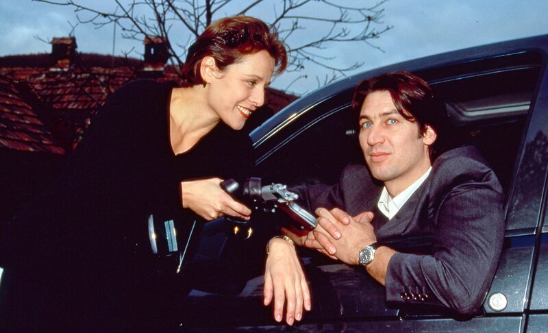 Tierärztin Sonja Koller (Daniela Gaets) bringt Kommissar Richie Moser (Tobias Moretti) die vergessene Waffe nach. – Bild: ORF III