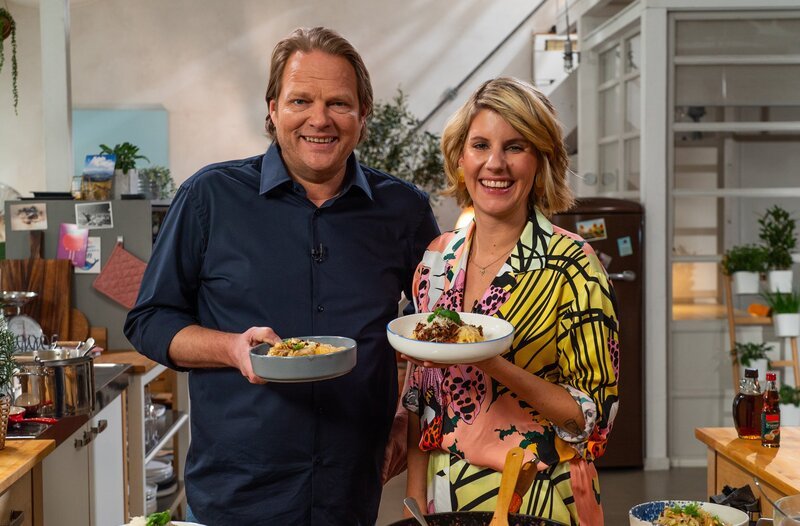 Die ehemalige Kochshow-Gewinnerin und Food-Influencerin Felicitas Then hat bei „Einfach und köstlich“ eine Pilz-Bolognese mit Fenchel-Melonsalat für den Spitzenkoch Björn Freitag zubereitet. – Bild: BR/​WDR/​2bild