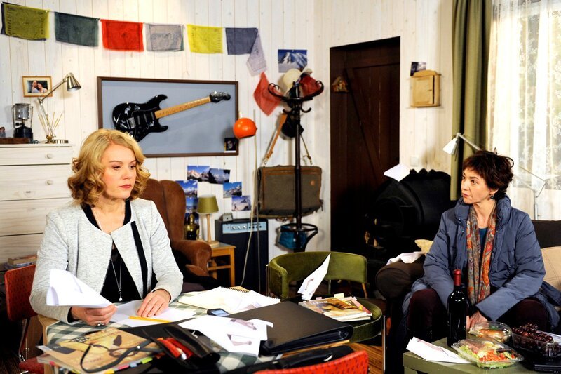 Merle (Anja Franke, r.) sieht mit Sorge, wie Tine (Maike Bollow, l.) immer weiter in ihrer Schaffenskrise versinkt. – Bild: ARD/​Nicole Manthey