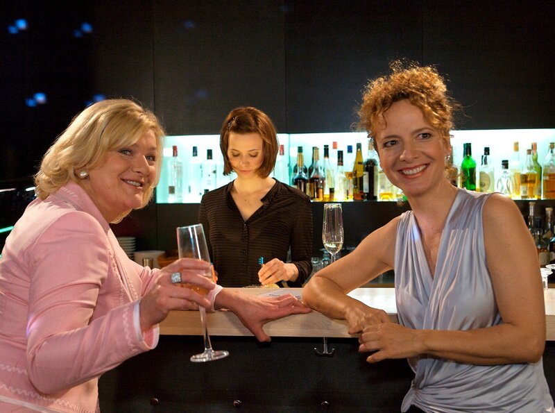 „Nichts bereuen“, Regie: Peter Vogel, am Dienstag (18.09.07) um 21:05 Uhr im Ersten. Jenni Waldmann (Saskia Vester, li.) und ihre Freundin Maria Engel (Karina Thayenthal, re.) amüsieren sich bei einem nächtlichen Besuch in der Bar, in der Marias Tochter Agnes (Vera Baranyai, mi.) bedient. Agnes passt es gar nicht, dass ihre Mutter und deren Freundin sehr aufdringlich die ganze Bar unterhalten. – Bild: MDR/​Krajewsky