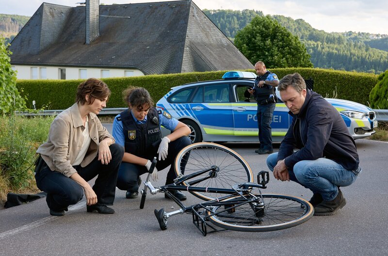 Unfall oder Mord? Nach einem schweren Fahrradunfall ermitteln die Kommissare Judith Mohn (Christina Hecke, li.) und Freddy Breier (Robin Sondermann, re.) im Umfeld des Anwalts Benjamin Gothe. – Bild: ZDF/​Kai Schulz