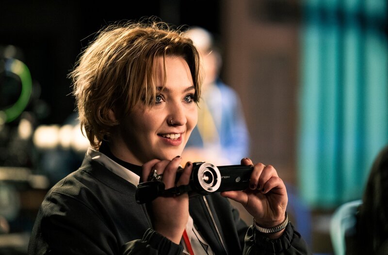 Praktikum am Set der Kult-Kindershow „Sachen und Machen“: Marie Wolters (Benita Hanse) nimmt alles auf – für das Making-Of zur Show. – Bild: WDR/​BAVARIA FICTION/​Martin Valentin Menke