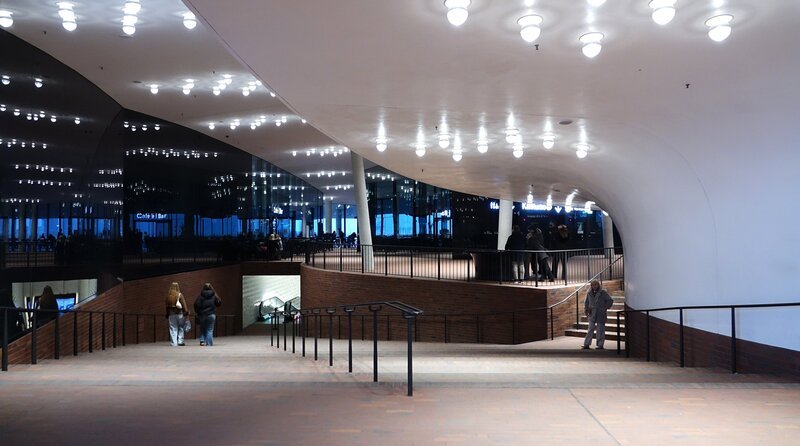Plaza der Elbphilharmonie. – Bild: NDR/​Stefan Söffgen