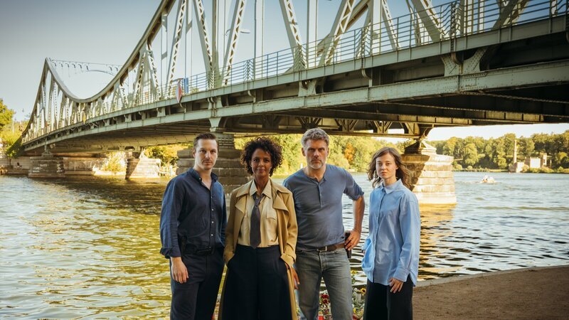 Staatsanwaltschaft und Kripo gemeinsam gegen das Verbrechen: Staatsanwältin Dena Paulos (Dennenesch Zoudé, 2.v.l.), ihre Referendarin Jasna Nowak (Linda Belinda Podszus, r.), Kriminalhauptkommissar Maximilian Zeller (Jens Atzorn, 2.v.r.) und Kriminaloberkommissar Lennard Rösken (Anton Dreger, l.) – Bild: ZDF und Xiomara Bender