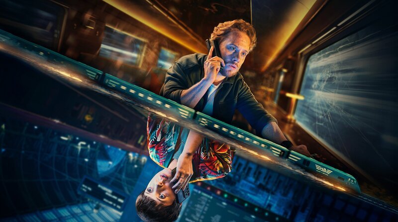 Ein „Hackjacking“-Angriff lässt einen Nachtzug von Glasgow nach London rasen. Der Passagier und Ex-Detective Joe (Joe Cole) versucht mit Hilfe der Cyberexpertin Abby (Alexandra Roach) den Zug zu stoppen! – Bild: BBC/​Euston Films/​Mark Mainz