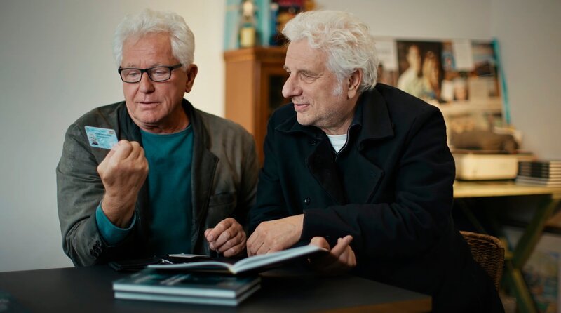 Von links: Miroslav Nemec (Ivo Batic) und Udo Wachtveitl (Franz Leitmayr) betrachten den Dienstausweis. – Bild: BR/​Harald Schulze