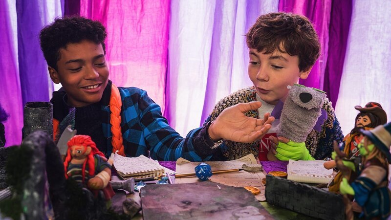 Milo (Jonas Fischer), Karl (Lance Gernot Simon) und Hugo (Lennox Dreer) stürzen sich in die letzte Schlacht um Auria – Bild: MDR/​Carolin Reschke