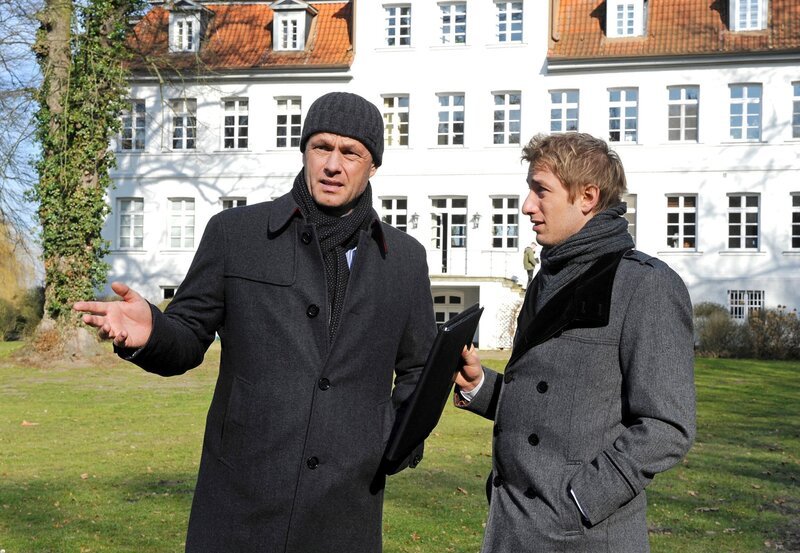 Mick (Tobias Rosen, r.) gerät unter Druck, als er von Torben (Joachim Kretzer, l.) erfährt, dass es einen zweiten Interessenten für das Herrenhaus gibt. – Bild: ARD/​Nicole Manthey