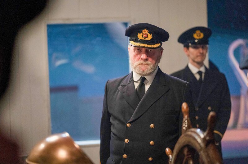 Kapitän Smith (Gerry O’Brien, Mi.) lässt einen Notruf absetzen und später Morselampen und Notraketen verwenden, um Schiffe in der Nähe auf das Schicksal der „Titanic“ aufmerksam zu machen. – Bild: Stellify Media