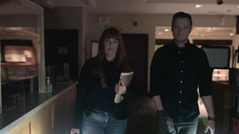 Paranormal investigators Amy Bruni (left), Adam Berry (right) begin their final night of investigation at the haunted North Providence Union Library. – Bild: Warner Bros. Discovery, Inc.