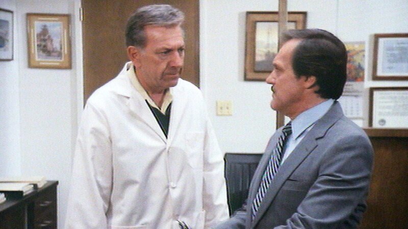 Dr. Asten (John S. Ragin, re.) und Quincy (Jack Klugman) – Bild: RTL