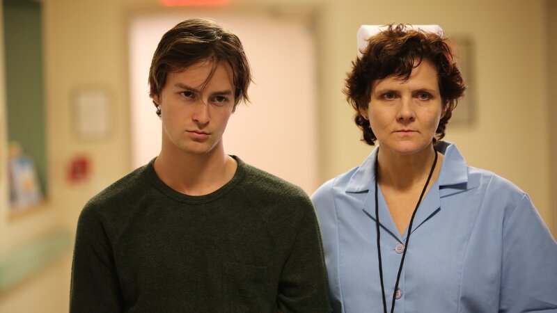 Steph Van Vlack (Joyce) and Noah Schindler (Teen Patrick) walks son to an empty hospital room. – Bild: Discovery Communications, LLC
