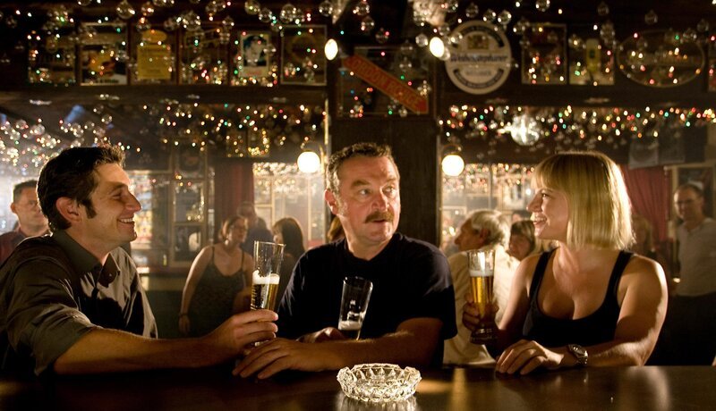 „Soko Kitzbühel“, „Ein falsches Leben (1).“ Als der renommierte Genforscher Dr. Alexander Schwenter auf dem Bauernhof seiner Adoptiveltern erschossen aufgefunden wird, steht die SOKO zunächst vor einem Rätsel. Eine Telefonnummer bringt die Ermittler schließlich auf die Spur. Und die führt zu Franz Koch, dem schwerreichen Eigentümer einer Supermarktkette, und seiner Familie. Oder was der eben für seine Familie hält. Sie führt auch zu seiner Haushälterin, Christine Peherstorfer, die die leibliche Mutter von Alexander ist, ihn aber zur Adoption freigegeben hat und nie wieder den Kontakt zu ihm gesucht hat. Ein mysteriöser Einbruch ins Gentechnik-Labor unterbricht kurzzeitig die Versuche der Ermittler, die familiären Strukturen bei Familie Koch zu durchschauen. Und dann stirbt Franz Koch.Im Bild (v.li.): Andreas Kiendl (Klaus Lechner), Ferry Öllinger (Kroisleitner), Kristina Sprenger (Karin Kofler). – Bild: ORF (FS1/​FS2) /​ ORF1