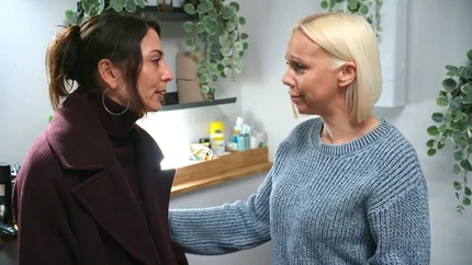 Sara will das Baby eigentlich behalten. Dank Peggys Zuspruch traut sie sich schließlich, Mike die Wahrheit zu sagen. Zu ihrer Erleichterung freut er sich riesig. Gemeinsam malen sie sich ihre Zukunft als Familie in den schönsten Farben aus. – Bild: RTLZWEI /​ Filmpool