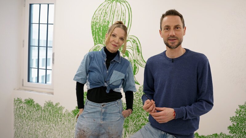 Künstlerin Karoline Schreiber und Host Nino Gadient vor Gefängniskunst; Kulturplatz Kunst im Gefängnis – Nutzlos oder nötig? – Bild: SRF