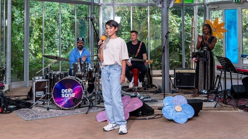 „Dein Song“-Kandidat Samuel präsentiert gemeinsam mit der Band seinen Song „Come on, I’m waiting“. – Bild: ZDF/​Julia Maria Max