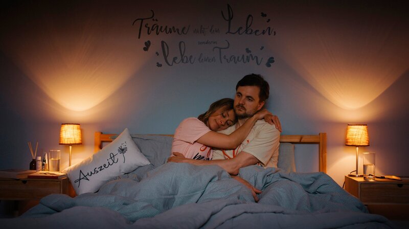 Lisa-Britt (Sina Tkotsch) bestärkt Frank (Phil Laude) darin, sich das zu wünschen, was sie sich wünscht. – Bild: SWR/​Clara Marnette