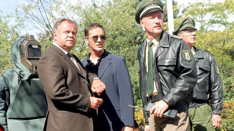 Den Sprengstoffexperten ist es nicht gelungen, die Bombe zu finden. Bongartz (Max Gertsch, 2.v.l.) und Kehler (Wolfgang Bathke, 3.v.l.) lassen den Sprengstoffeinsatzleiter (Steven Seitz, 4.v.l.) den Einsatz abbrechen. – Bild: RTL