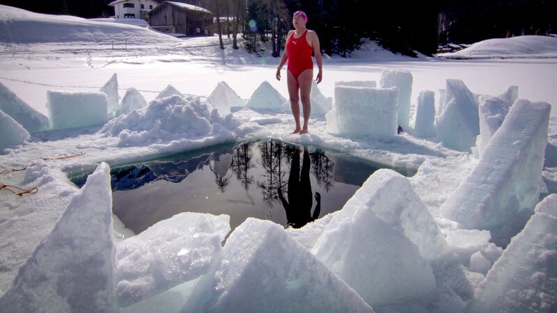 Jeanette Stangier-Bors hat bei Eisschwimm-Weltmeisterschaften schon mehrfach Edelmetall gewonnen. – Bild: ZDF und SRF/​3sat/​Längengrad Filmproduktion/​Michael Gärtner